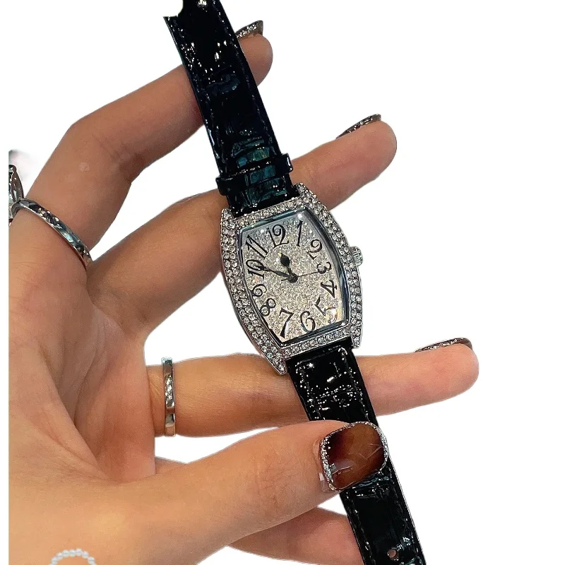 Women's full diamond light luxury niche women's fashion pointer barrel-shaped women's watch
Women's full diamond light luxury niche women's fashion pointer barrel-shaped women's watch
