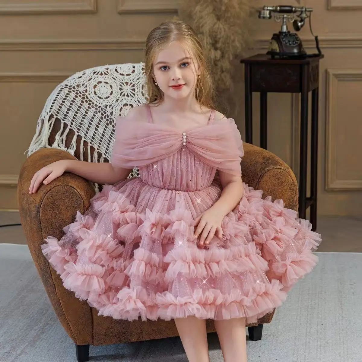 Black Flower Girl Dress Long Sleeves Backless Scoop Neck Ruffles Tiered Girl's Party Gown Christmas Pageant Dresses
Black Flower Girl Dress Long Sleeves Backless Scoop Neck Ruffles Tiered Girl's Party Gown Christmas Pageant Dresses