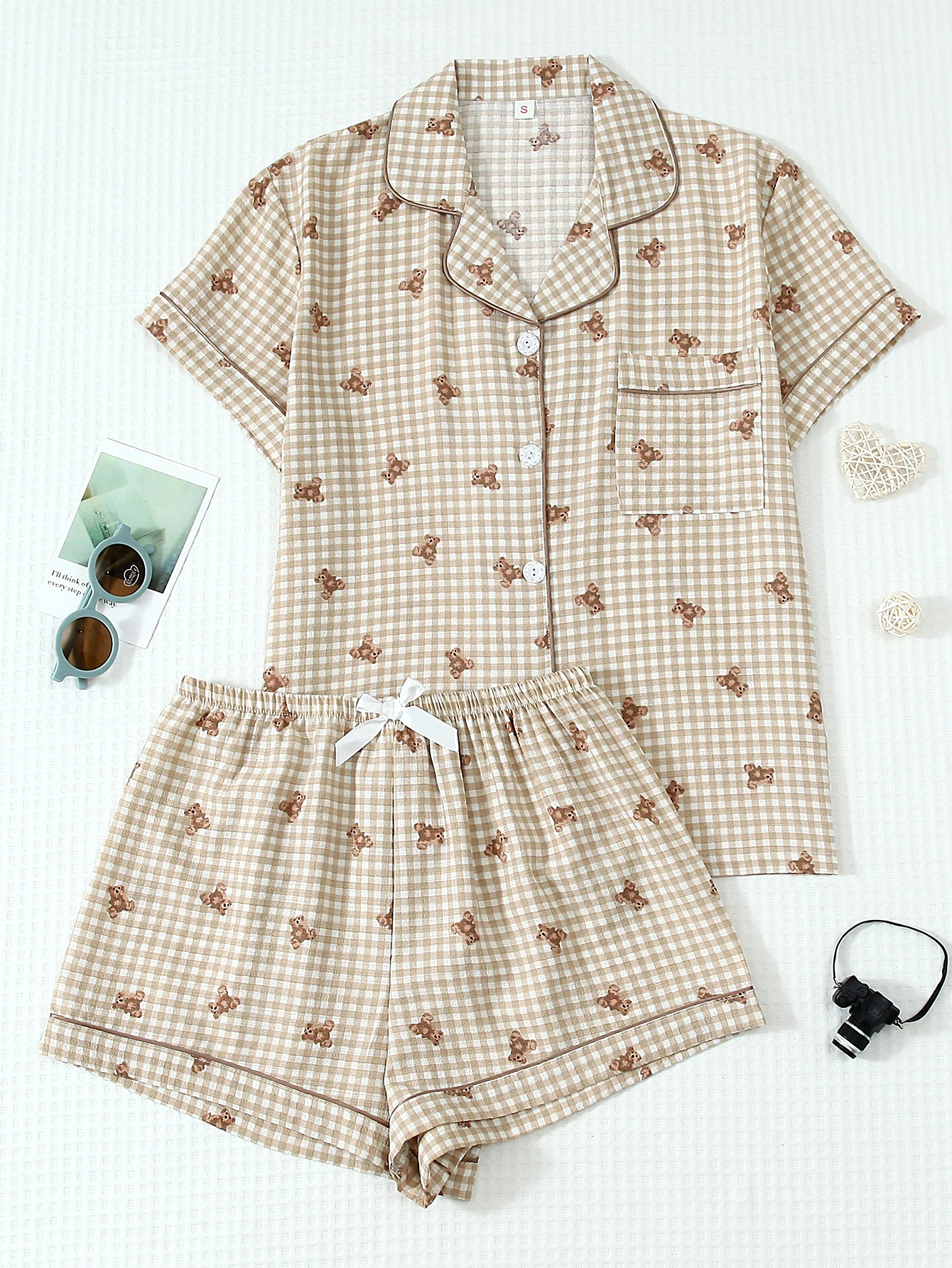 Two-Piece Comfortable Brown and White Plaid Bear Print Lapel Button-Down Short-Sleeve Top with Pockets and Bow Shorts, Spring and Summer Women's Pajama Loungewear Set Suitable for Home Use
Two-Piece Comfortable Brown and White Plaid Bear Print Lapel Button-Down Short-Sleeve Top with Pockets and Bow Shorts, Spring and Summer Women's Pajama Loungewear Set Suitable for Home Use