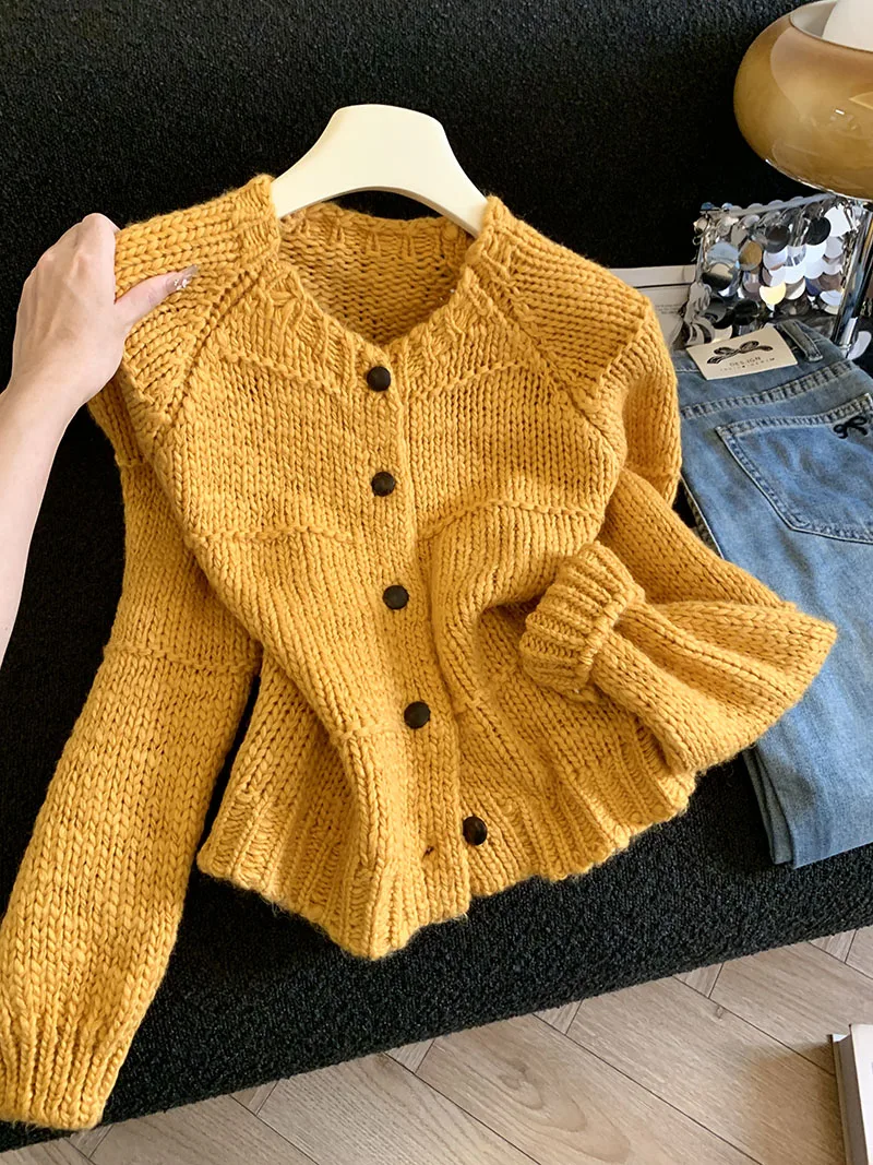 Round Neck Knitted Cardigan Women's 2025 New Autumn /Winter Fashion Soft and Sticky Sweater Jacket Women's Short Style
Round Neck Knitted Cardigan Women's 2025 New Autumn /Winter Fashion Soft and Sticky Sweater Jacket Women's Short Style