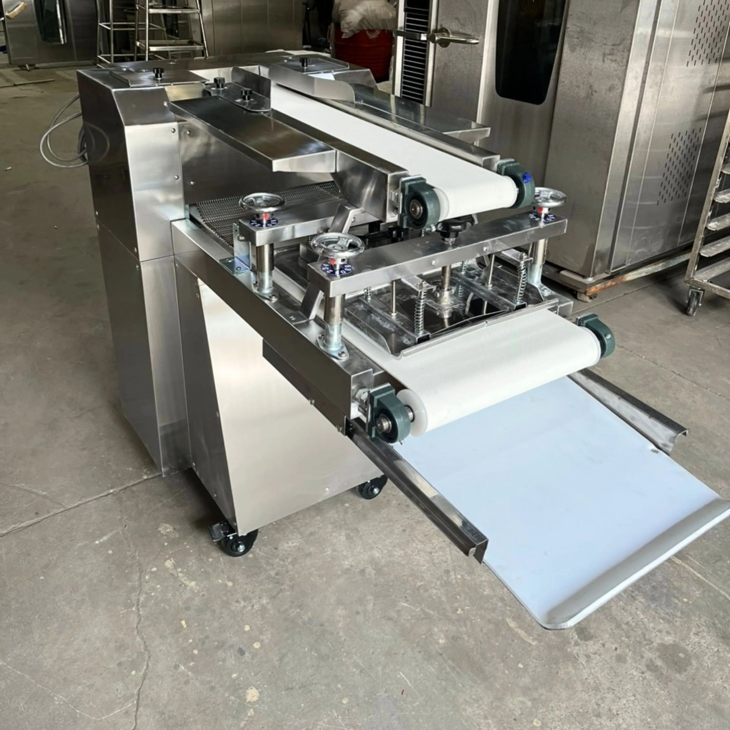 2 Conveyor 4 Roller Dough Moulder Professional Grade OEM ODM Service Custom Branding Stainless Steel Kien An Vietnam Factory
2 Conveyor 4 Roller Dough Moulder Professional Grade OEM ODM Service Custom Branding Stainless Steel Kien An Vietnam Factory