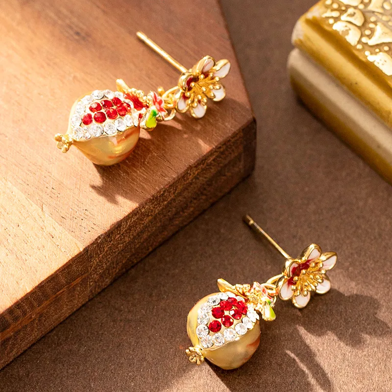 Fashionable and fresh diamond-encrusted enamel glaze pomegranate flower fruit earrings for women light luxury simple earrings
Fashionable and fresh diamond-encrusted enamel glaze pomegranate flower fruit earrings for women light luxury simple earrings