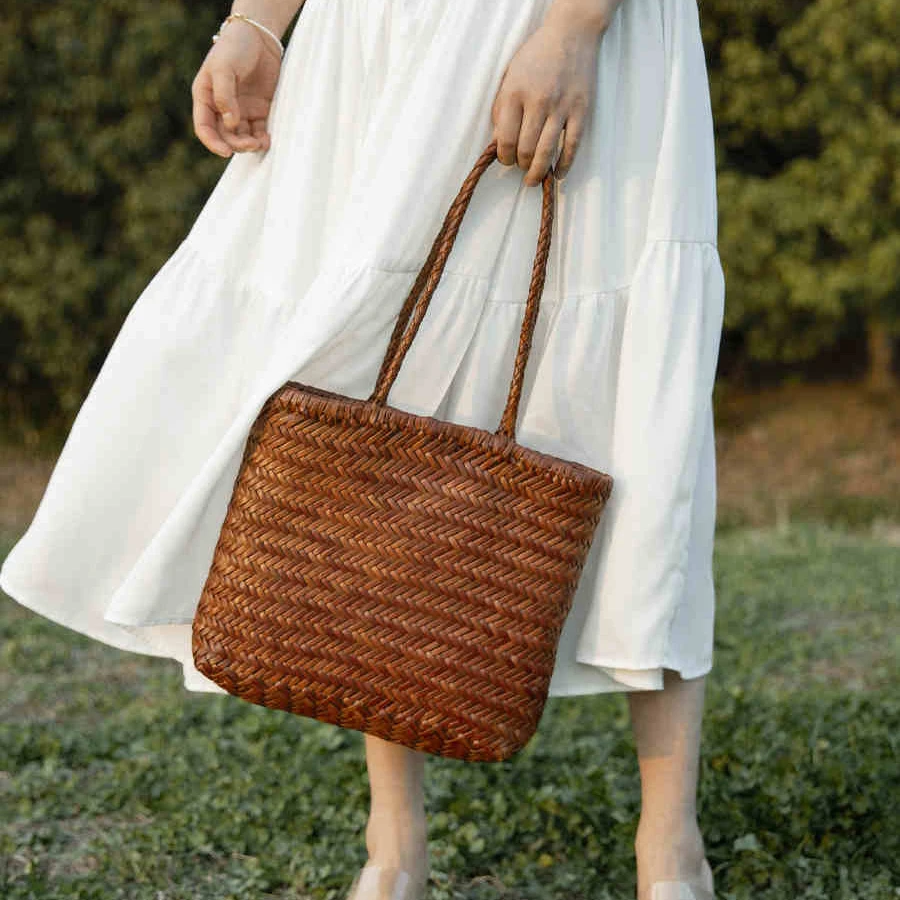 French hand-woven bag 2025 new genuine leather large capacity hand-held beach bag fashion women's cowhide one-shoulder tote bag
French hand-woven bag 2025 new genuine leather large capacity hand-held beach bag fashion women's cowhide one-shoulder tote bag