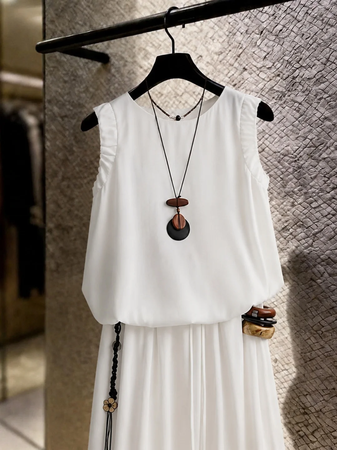 Summer Soft Folded Sleeveless Vest Women's Elegant Minimalist Style Clothing Gentle Soft Shirt Versatile Age-Defying Ladies Top
Summer Soft Folded Sleeveless Vest Women's Elegant Minimalist Style Clothing Gentle Soft Shirt Versatile Age-Defying Ladies Top
