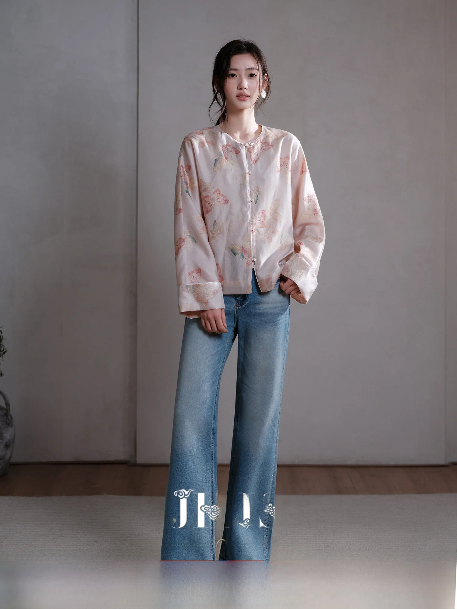 New Chinese Style Light Luxury Silk Pattern Embroidery Jacket Thin Silken Gold Thread Women's Coat round Neck Button
New Chinese Style Light Luxury Silk Pattern Embroidery Jacket Thin Silken Gold Thread Women's Coat round Neck Button