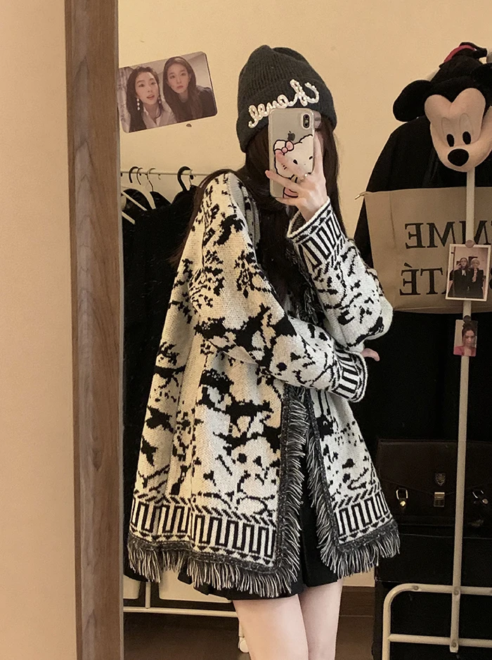 2024 New Style Knitted Cardigan Korean Version Fringed Sweater Loose Fit High End Feel Autumn/winter Jacquard Jacket Women Tops
2024 New Style Knitted Cardigan Korean Version Fringed Sweater Loose Fit High End Feel Autumn/winter Jacquard Jacket Women Tops