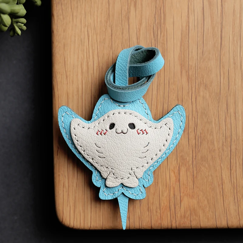 Подвеска-сумка Manta Ray, брелок из натуральной кожи ручной работы, подвеска-сумка из французской овчины, сумка-подвеска для телефона.
Подвеска-сумка Manta Ray, брелок из натуральной кожи ручной работы, подвеска-сумка из французской овчины, сумка-подвеска для телефона.