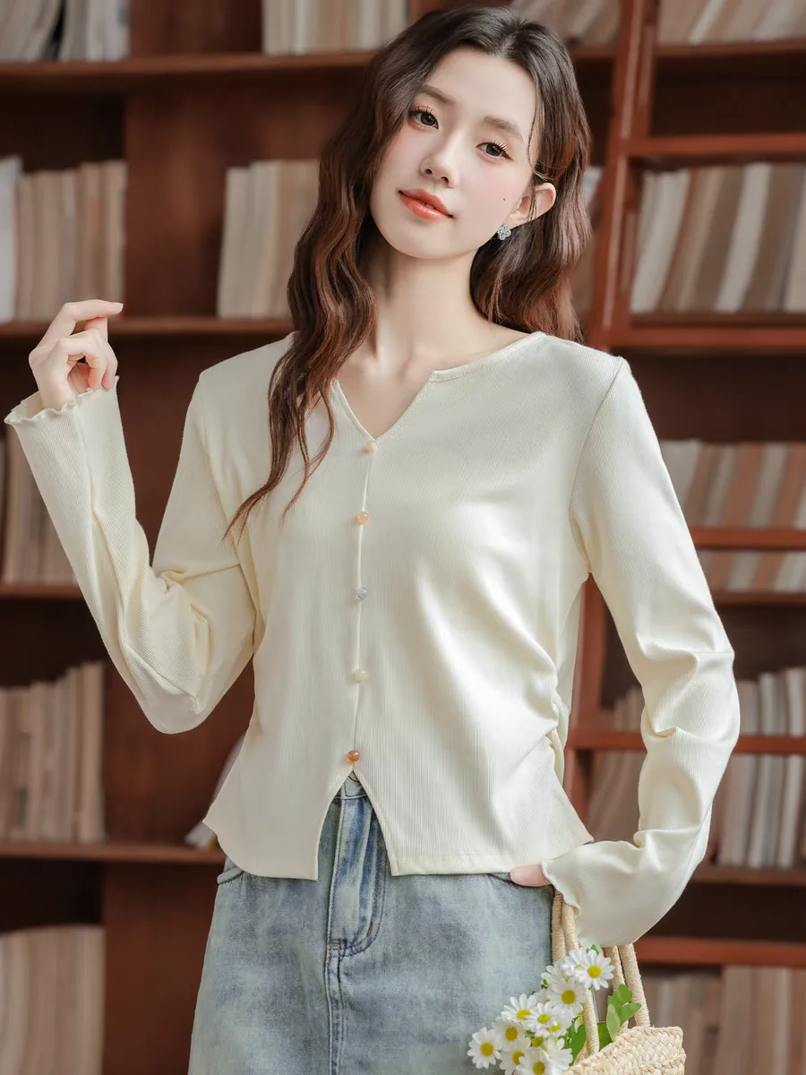 Autumn Women Elegant V-neck Long Flare Sleeve Shirt Korean Waisted Slim Pullover Special Button 2025 New Feamle Clothing
Autumn Women Elegant V-neck Long Flare Sleeve Shirt Korean Waisted Slim Pullover Special Button 2025 New Feamle Clothing