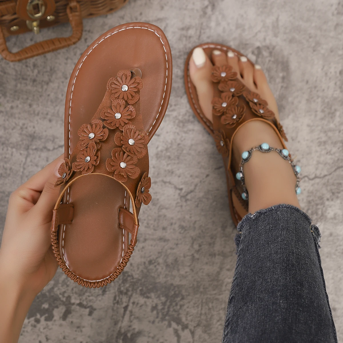 2025 Women Sandals Lightweight Elastic Band Beach Shoes Women Comfortable Flower Decor Flat Sandals Casual Clip Toe Summer Shoes
2025 Women Sandals Lightweight Elastic Band Beach Shoes Women Comfortable Flower Decor Flat Sandals Casual Clip Toe Summer Shoes