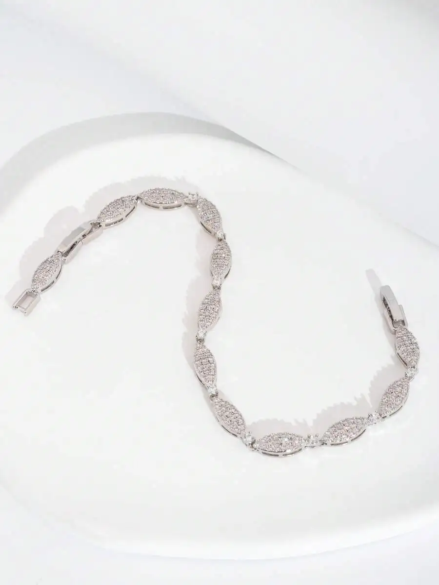 Stunning Cubic Zirconia Horse-Eye Link Bracelet For Women, Elegant Accessory For Wedding And Formal Occasions
Stunning Cubic Zirconia Horse-Eye Link Bracelet For Women, Elegant Accessory For Wedding And Formal Occasions