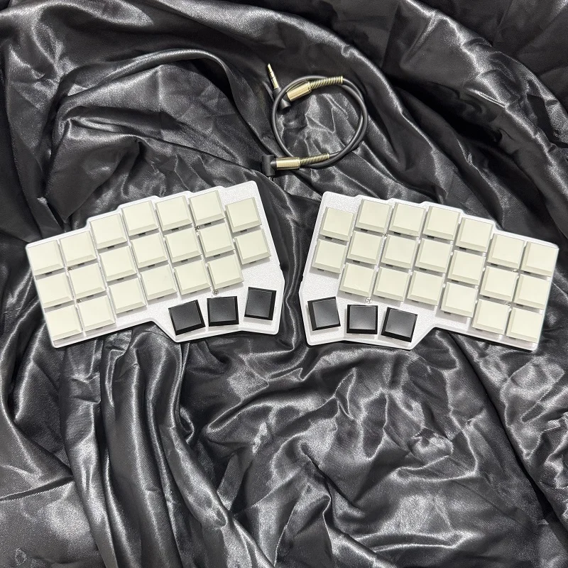 CORNE V4.1 3x6 Low Profile Split Keyboard Wired Single-mode Custom Hot-Swap RGB VIAL Choc V1 V2 Mechanical Keyboard Ergonomic
CORNE V4.1 3x6 Low Profile Split Keyboard Wired Single-mode Custom Hot-Swap RGB VIAL Choc V1 V2 Mechanical Keyboard Ergonomic
