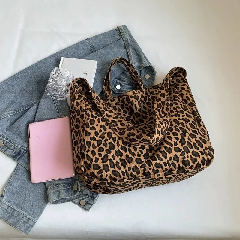 Леопардовая повседневная сумка-тоут на молнии, нейлоновая мягкая универсальная модная женская сумка 2025 года, простые сумки на плечо большой вместимости Bolsa
Леопардовая повседневная сумка-тоут на молнии, нейлоновая мягкая универсальная модная женская сумка 2025 года, простые сумки на плечо большой вместимости Bolsa