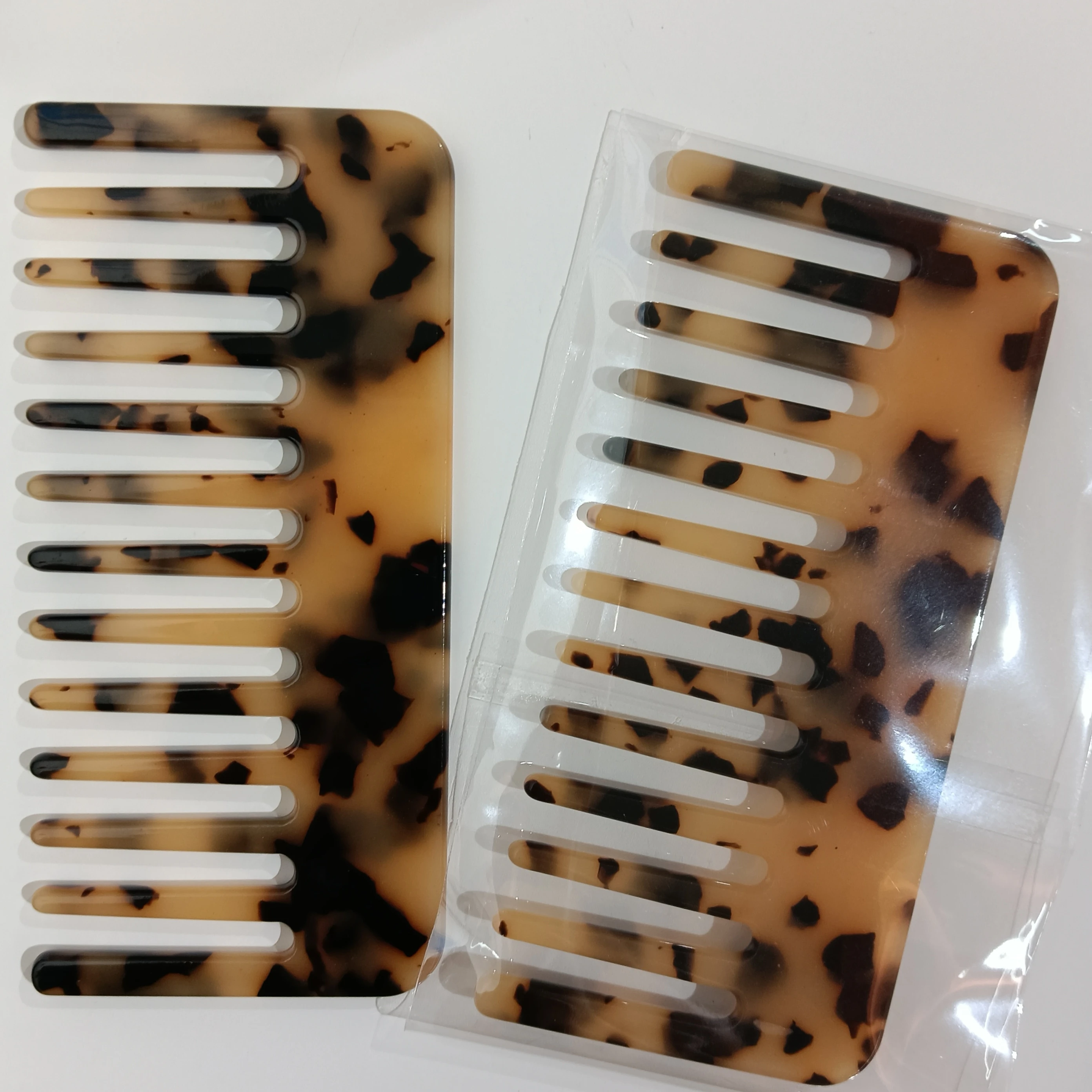 1PC multi-colored acetic acid portable comb for various hair lengths for travel and home use
1PC multi-colored acetic acid portable comb for various hair lengths for travel and home use