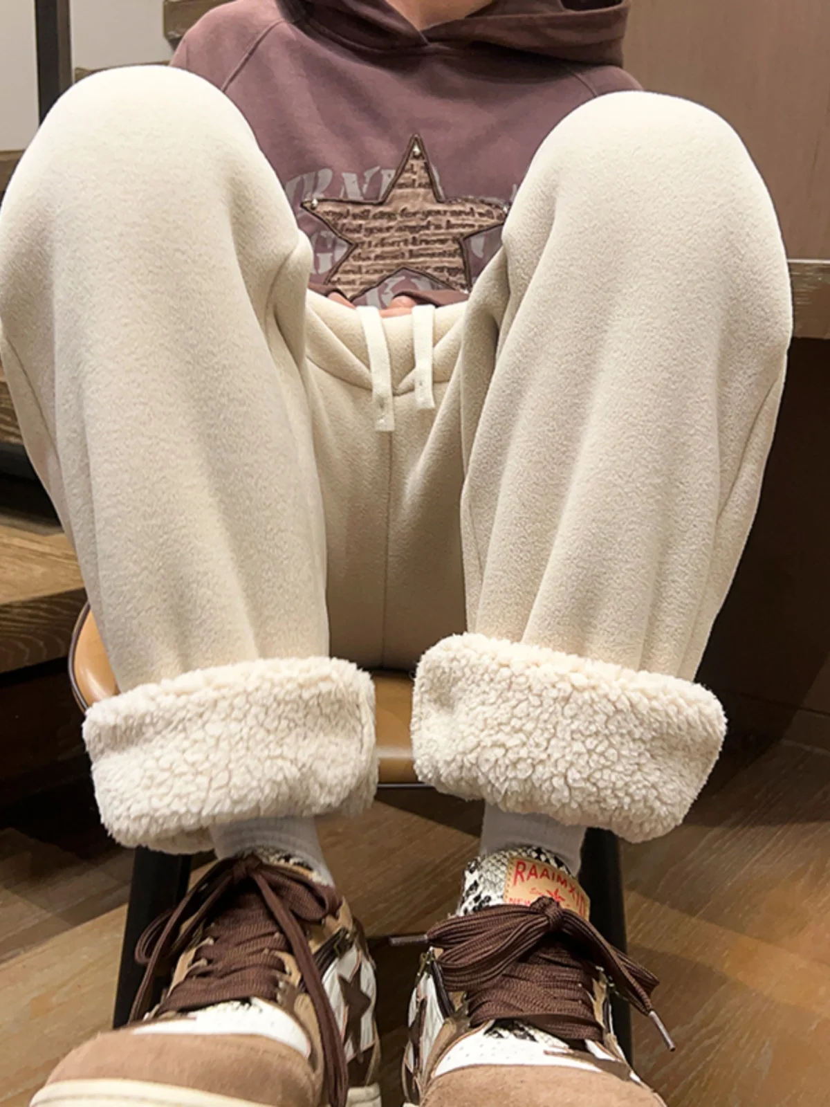 Утепленные зимние повседневные брюки с подкладкой из овечьей шерсти для мужчин, свободные теплые спортивные штаны с манжетами, молодежные модные брендовые длинные брюки с защитой от морщин
Утепленные зимние повседневные брюки с подкладкой из овечьей шерсти для мужчин, свободные теплые спортивные штаны с манжетами, молодежные модные брендовые длинные брюки с защитой от морщин