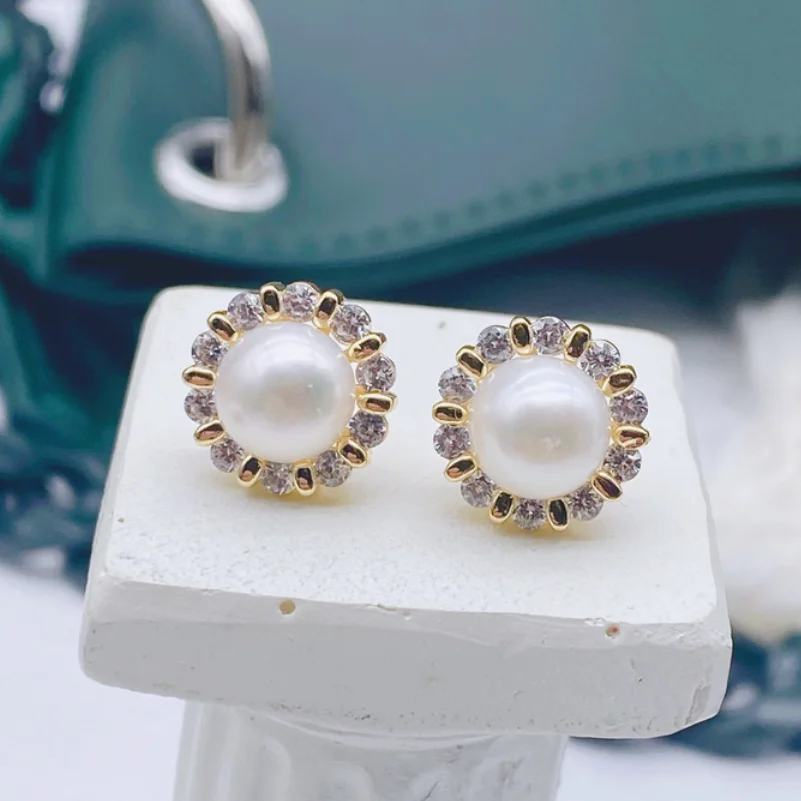 PAIR OF SOUTH SEA WHITE PEARL EARRING
PAIR OF SOUTH SEA WHITE PEARL EARRING