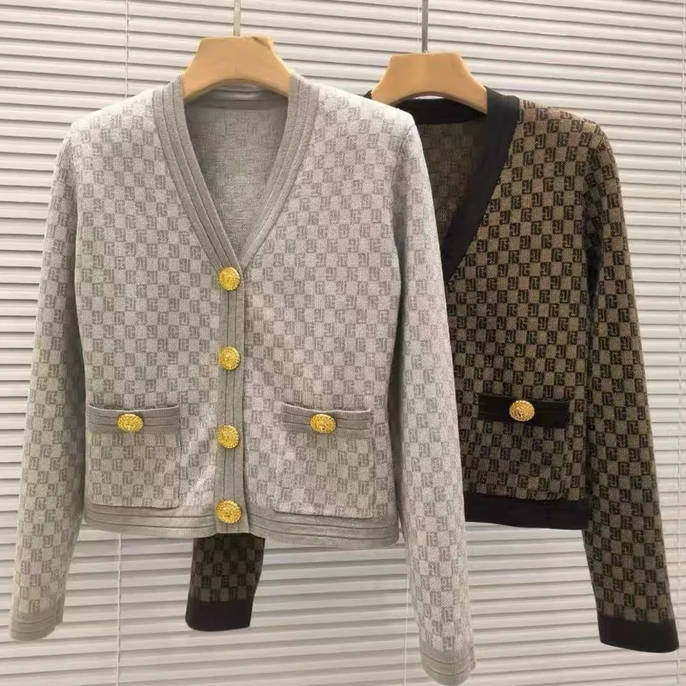 2024 Spring And Autumn New Chic French Style V-neck Metal Buckle Jacquard Cardigan Fashion Versatile Short Top Coat For Women
2024 Spring And Autumn New Chic French Style V-neck Metal Buckle Jacquard Cardigan Fashion Versatile Short Top Coat For Women