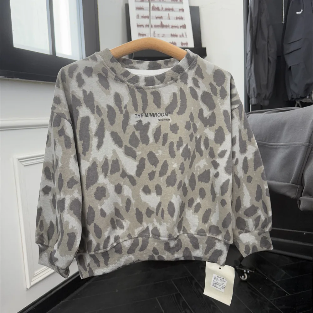 Boys Top 2025 Autumn New Leopard Print Round Neck Stylish American Long Sleeved Printed Sweatshirt
Boys Top 2025 Autumn New Leopard Print Round Neck Stylish American Long Sleeved Printed Sweatshirt