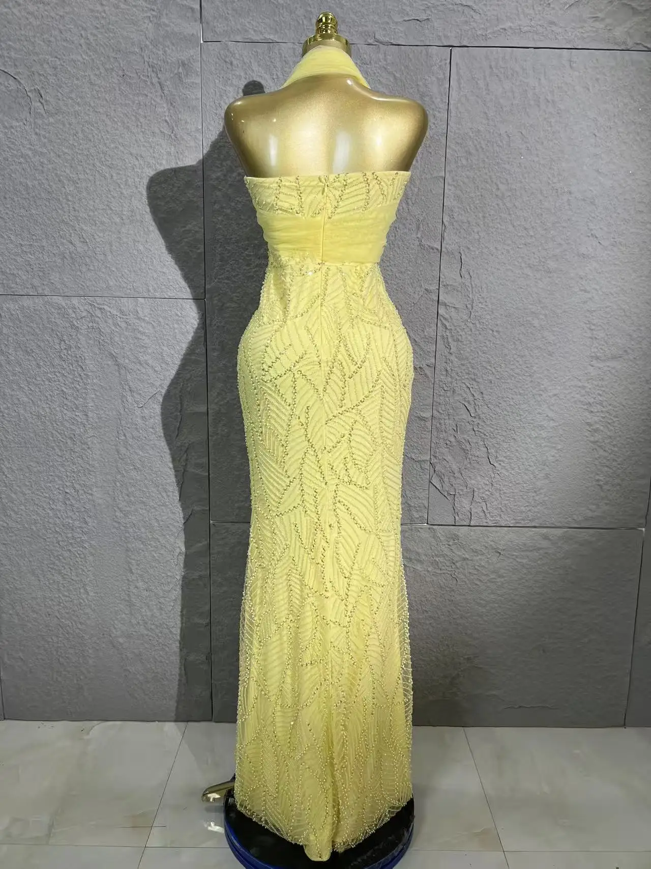 Lady's yellow necked large butterfly knot dress, hand-stitched with diamond-encrusted leaf patterns, long and floor-length eveni
Lady's yellow necked large butterfly knot dress, hand-stitched with diamond-encrusted leaf patterns, long and floor-length eveni