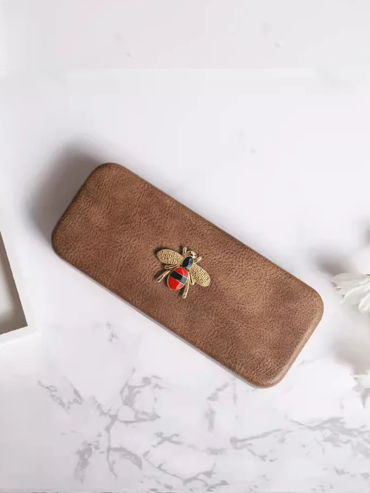 Portable Eyewear Case PU Material & Steel Plate High-End Custom Quality Oval Diamond Decor
Portable Eyewear Case PU Material & Steel Plate High-End Custom Quality Oval Diamond Decor