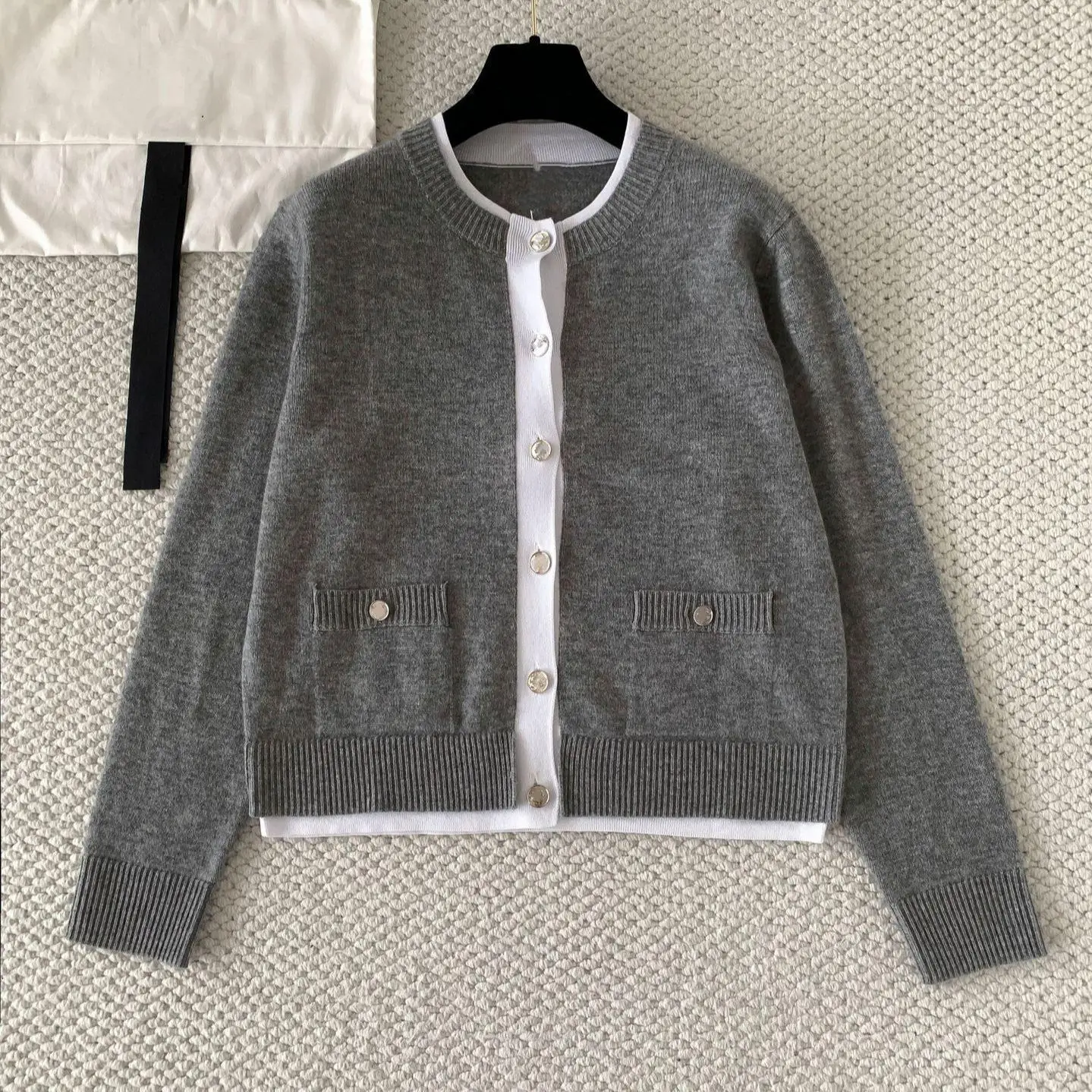 Spring Autumn Long Sleeve Knitted Sweater South Oil Mixed Pocket Button Double Hundred Woolen Fragrant Early Spring New Style
Spring Autumn Long Sleeve Knitted Sweater South Oil Mixed Pocket Button Double Hundred Woolen Fragrant Early Spring New Style