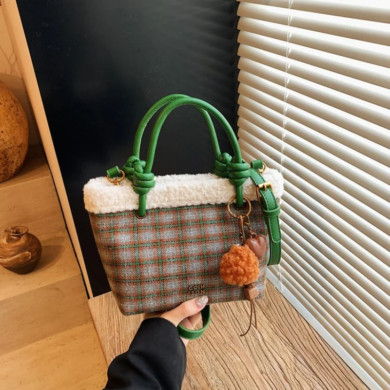 Элегантная женская сумка через плечо в классическом парижском стиле, винтажный дизайн, популярная модель для повседневного использования
Элегантная женская сумка через плечо в классическом парижском стиле, винтажный дизайн, популярная модель для повседневного использования