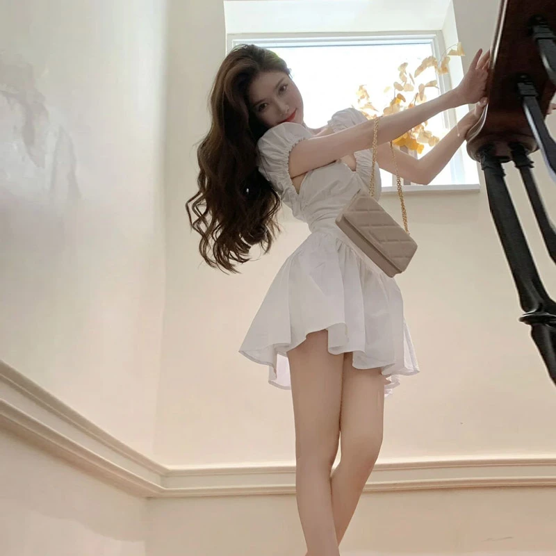 Summer new French V-neck backless small stature with a high-end feel pleated white short skirt temperament versatile casual top
Summer new French V-neck backless small stature with a high-end feel pleated white short skirt temperament versatile casual top