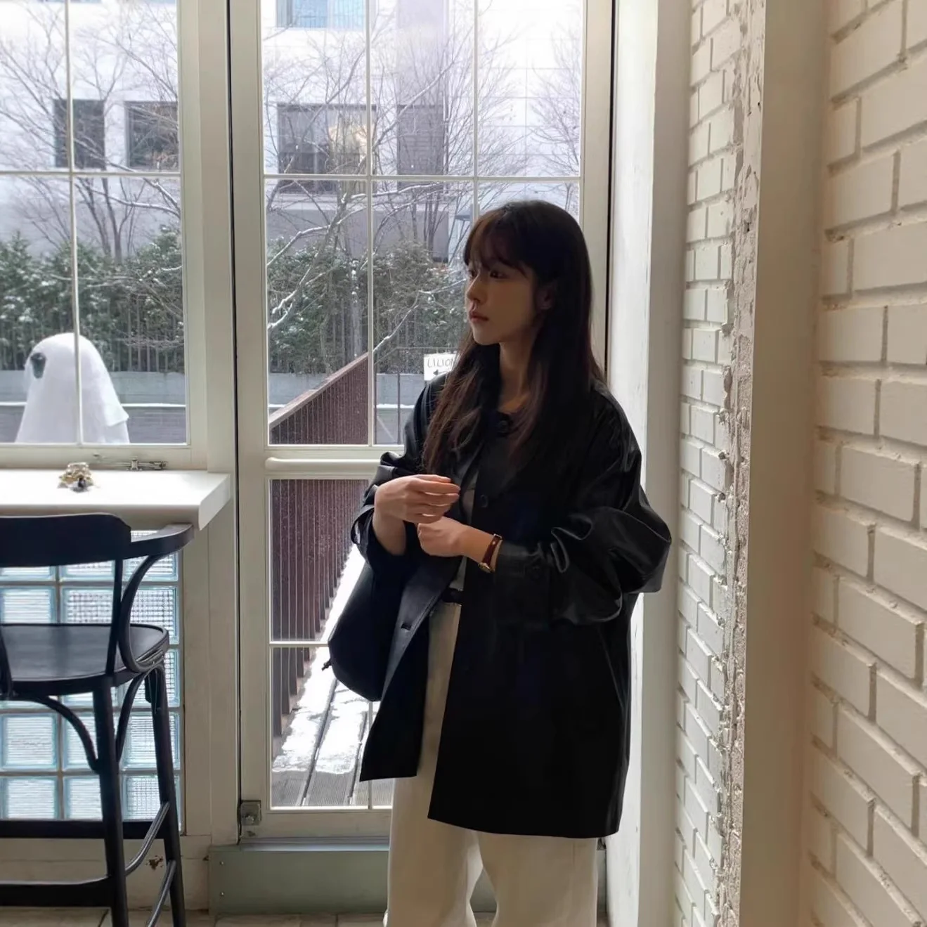Elegant Korean Style PU Leather Jacket with Notch Collar Single Button High Quality Vintage Outerwear for Women Long Length
Elegant Korean Style PU Leather Jacket with Notch Collar Single Button High Quality Vintage Outerwear for Women Long Length