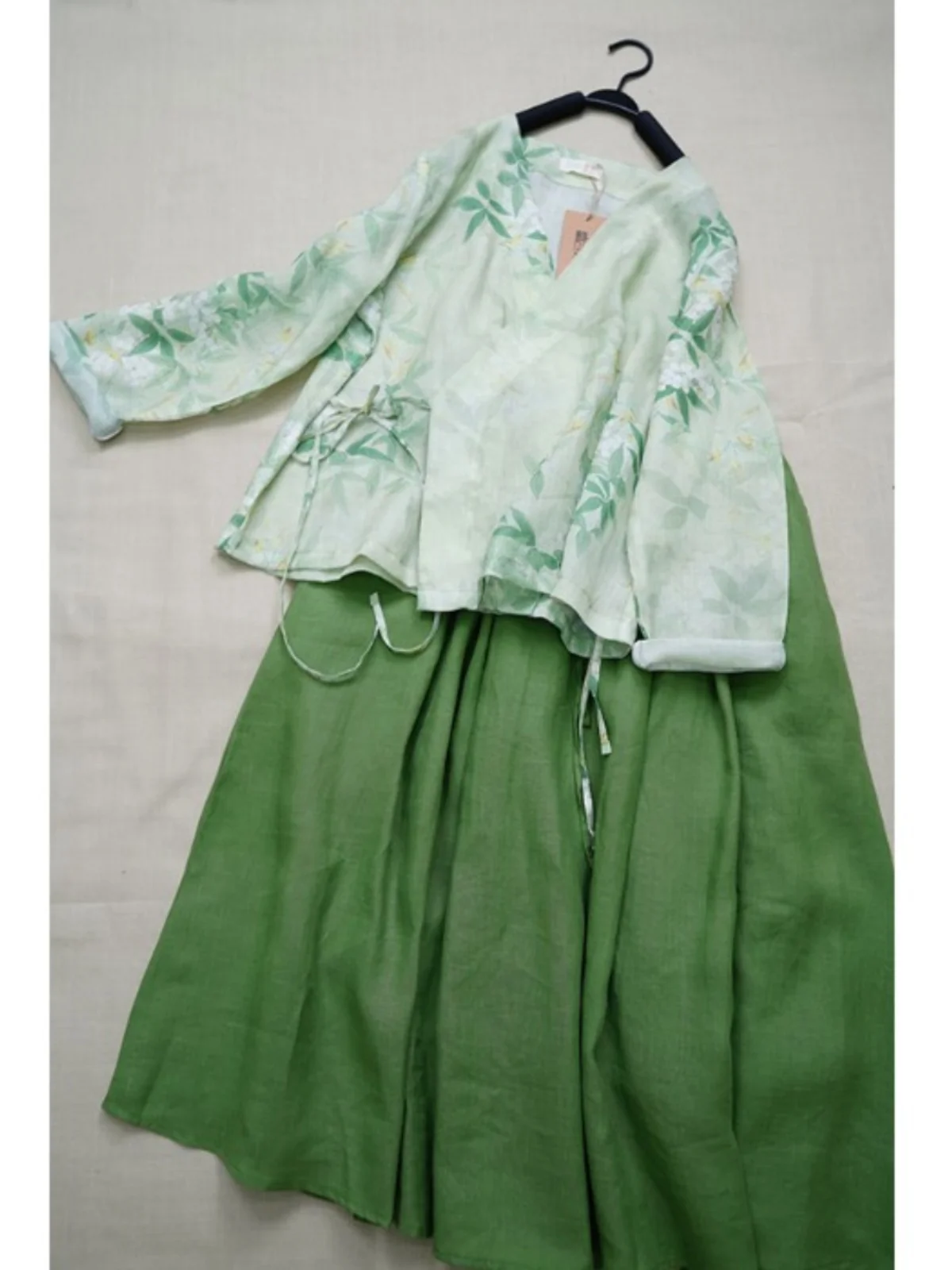 New Chinese Sle een irt Top And ter Skirt Set High Waist Commuter Sle Long Sve V-Ne Color
New Chinese Sle een irt Top And ter Skirt Set High Waist Commuter Sle Long Sve V-Ne Color