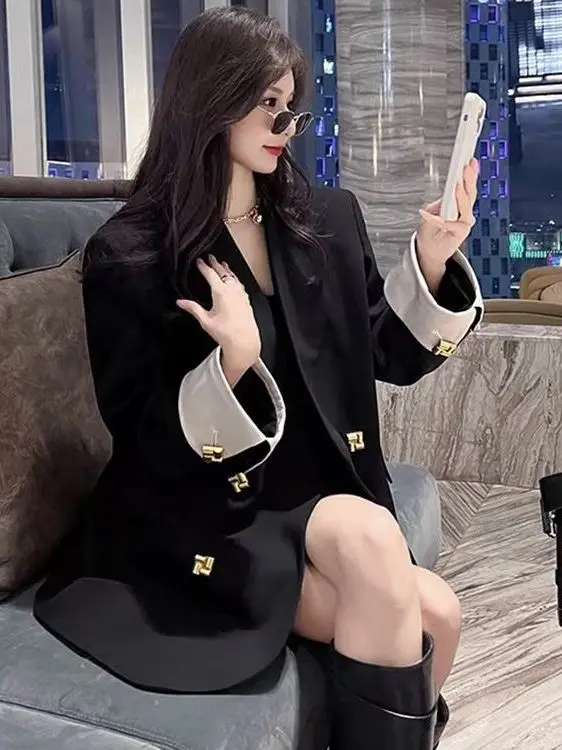 Модный свободный женский костюм-пиджак черного цвета большого размера, повседневный, с пуговицами, на подкладке, обеспечивает тепло
Модный свободный женский костюм-пиджак черного цвета большого размера, повседневный, с пуговицами, на подкладке, обеспечивает тепло