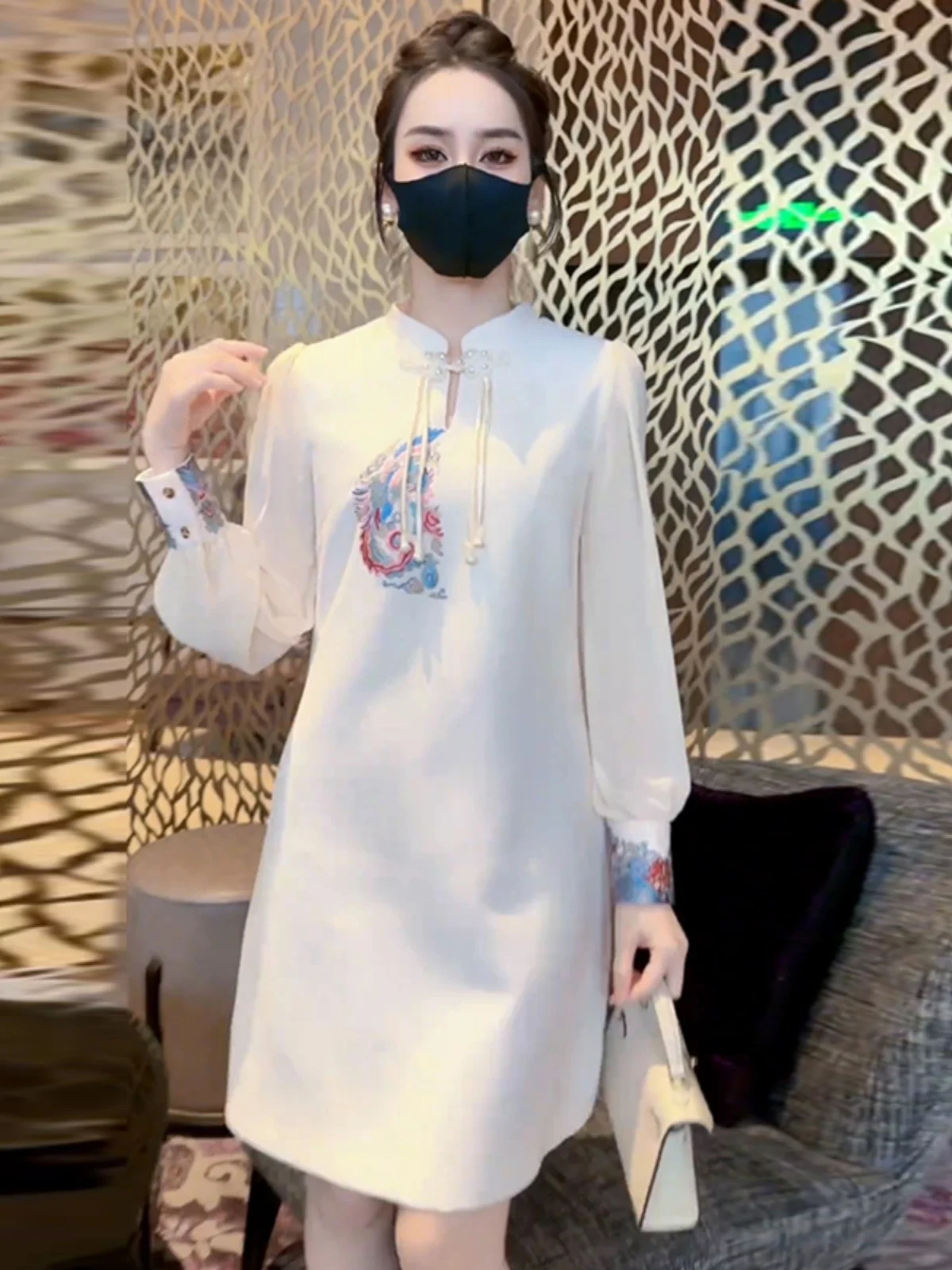 Elegant Slimming White Embroidered Loose Dress Chinese Style Button Detail Spring Fashion Women's Clothing A-Line Midi Dress
Elegant Slimming White Embroidered Loose Dress Chinese Style Button Detail Spring Fashion Women's Clothing A-Line Midi Dress