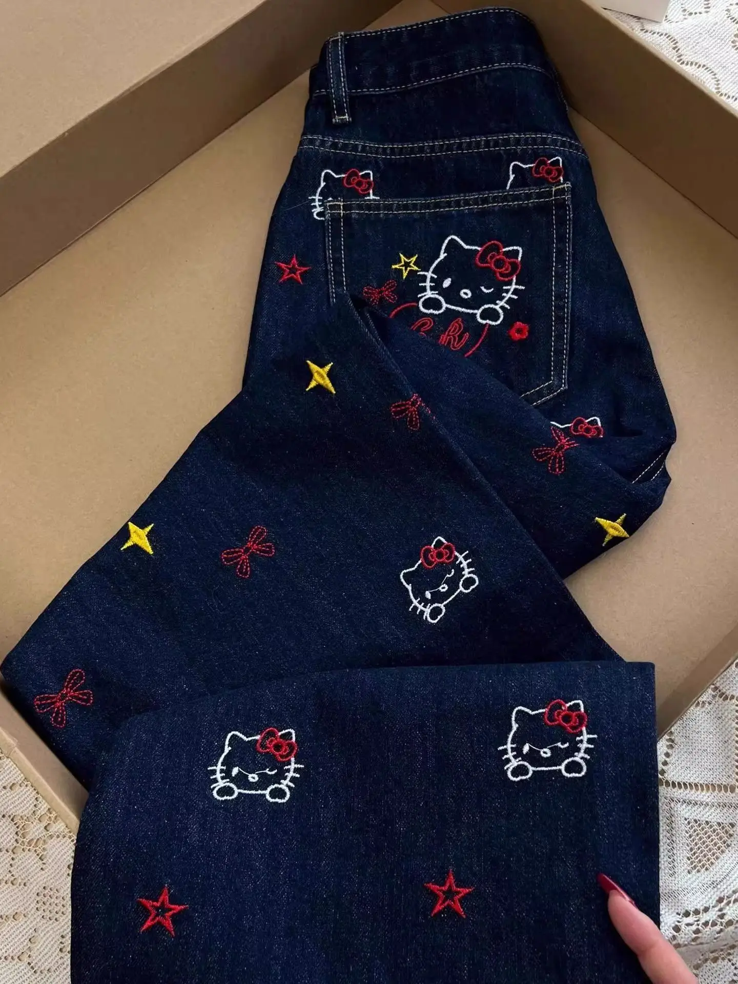 Американские ретро-джинсы с вышивкой Hello Kitty, прямые широкие брюки с высокой талией, повседневные свободные длинные штаны
Американские ретро-джинсы с вышивкой Hello Kitty, прямые широкие брюки с высокой талией, повседневные свободные длинные штаны