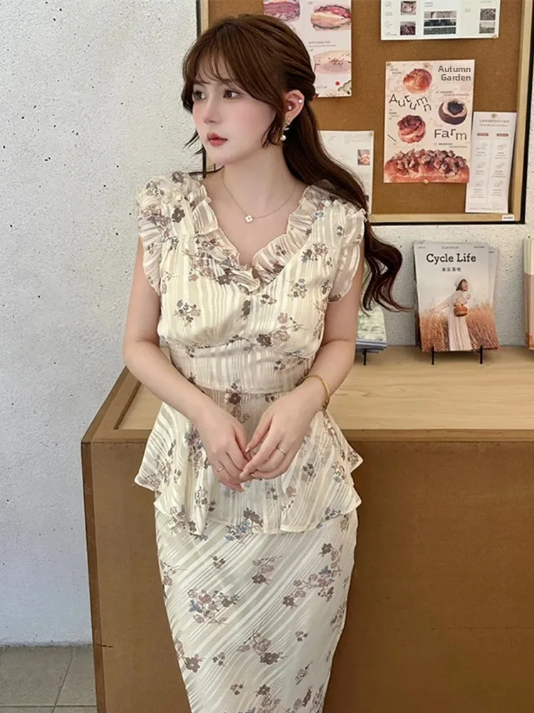 Fashionable Printed V-Neck Sleeveless Top And Fish Tail Long Skirt Slim Fit Spring Summer New Style Japanese Style Set for Women
Fashionable Printed V-Neck Sleeveless Top And Fish Tail Long Skirt Slim Fit Spring Summer New Style Japanese Style Set for Women