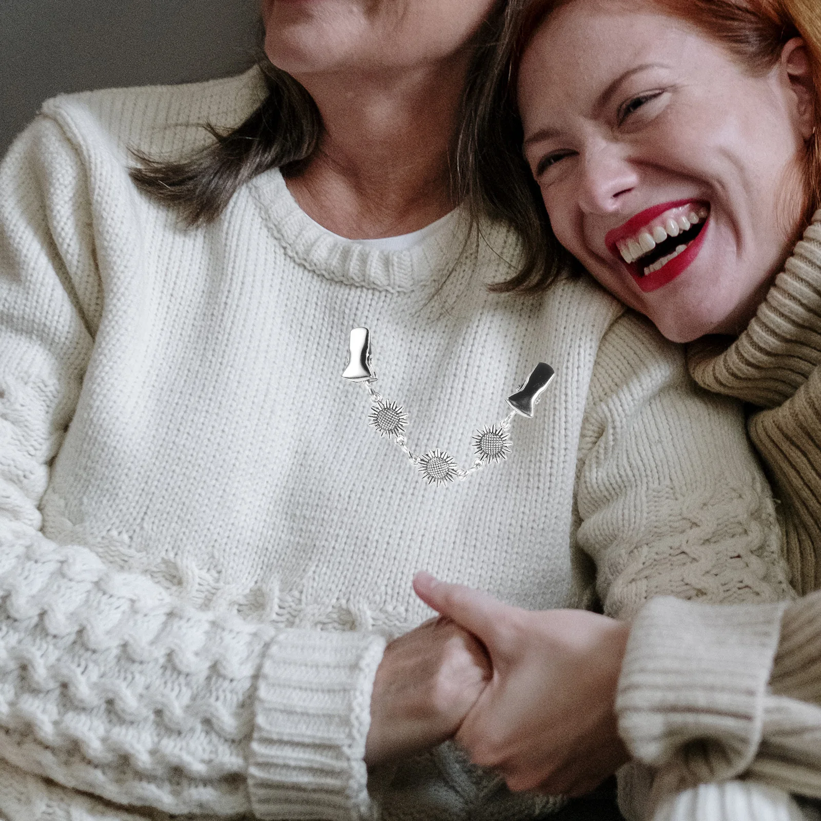 4Pcs Sweater Clips Brooches Retro Clothing Cinch Clips for Dresses Scarves Cardigans Elegance Women Charm Dress Cinch Clip
4Pcs Sweater Clips Brooches Retro Clothing Cinch Clips for Dresses Scarves Cardigans Elegance Women Charm Dress Cinch Clip