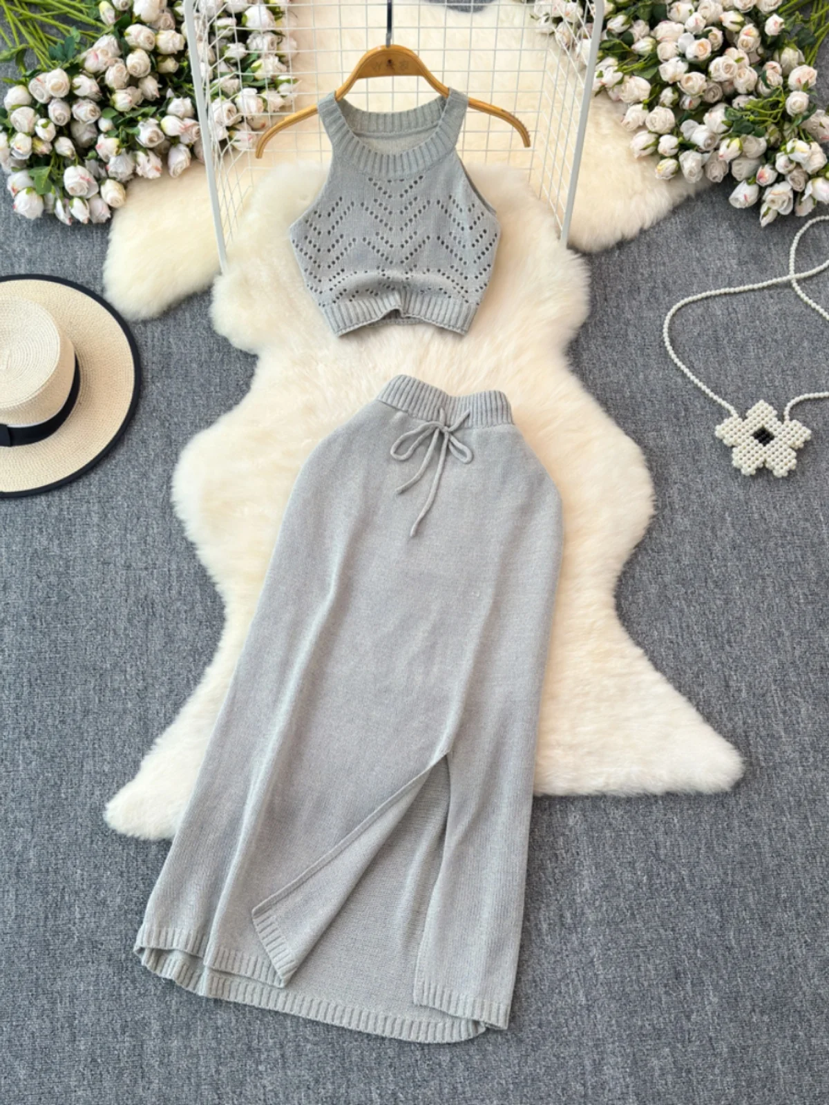 Сексуальный летний комплект из двух предметов для молодых женщин: вязаная асимметричная юбка средней длины с вырезами и топ.
Сексуальный летний комплект из двух предметов для молодых женщин: вязаная асимметричная юбка средней длины с вырезами и топ.