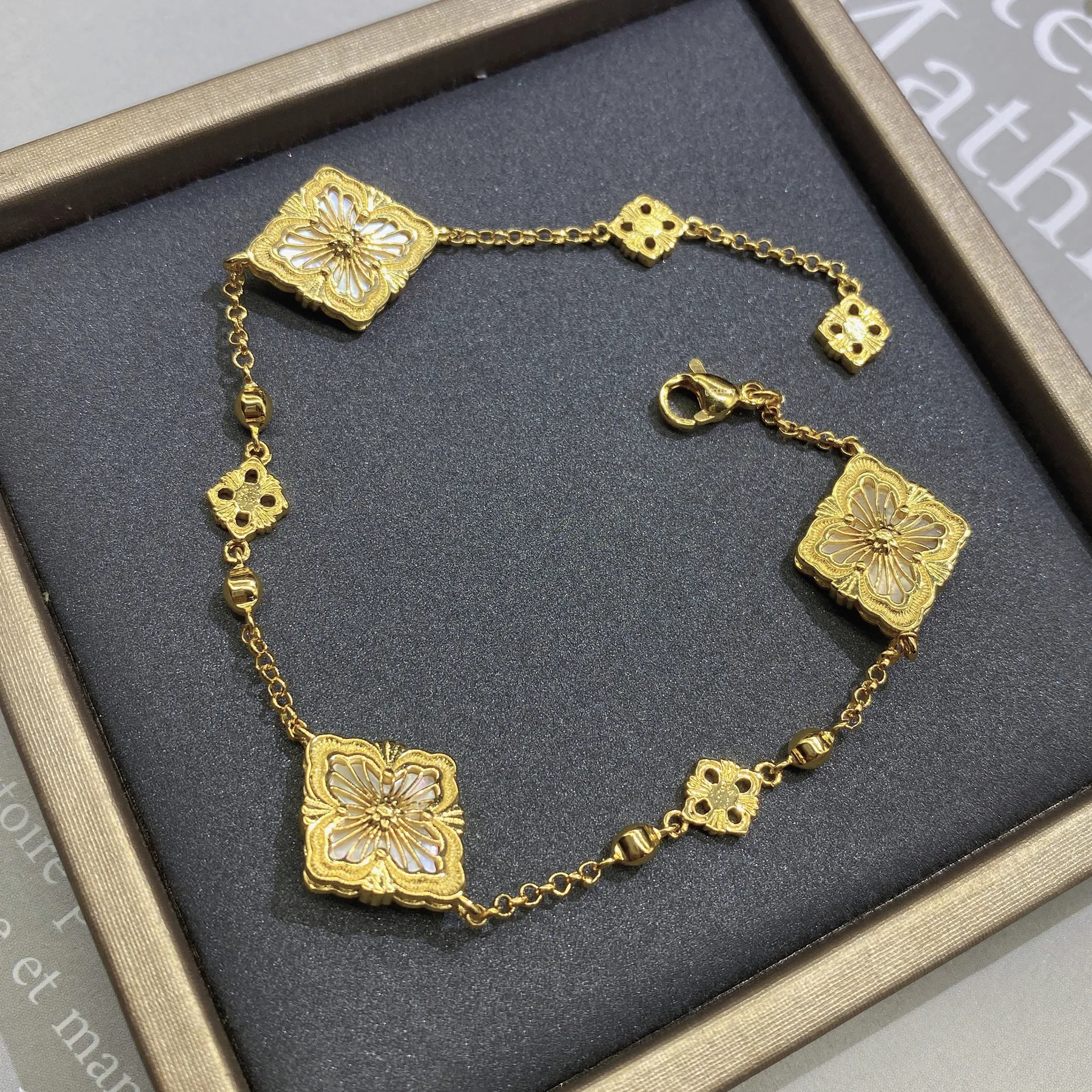 Vintage Palace Style White Fritillaria Set Necklace Bracelet Ring Retro 925 Women Gift
Vintage Palace Style White Fritillaria Set Necklace Bracelet Ring Retro 925 Women Gift