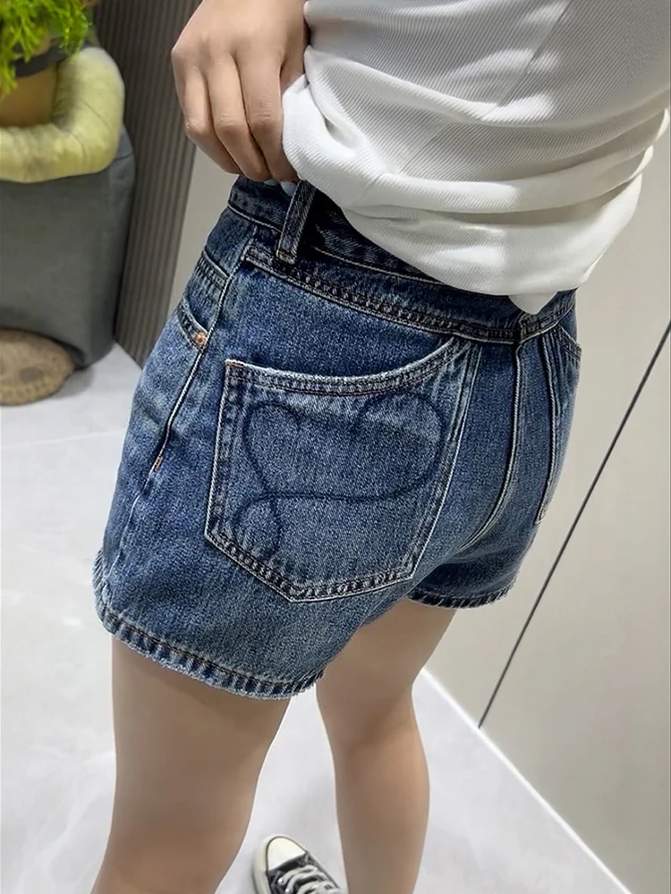 Denim shorts for women summer thin 2025 new style high waist slim commute versatile spicy girl simple A-line hot pants
Denim shorts for women summer thin 2025 new style high waist slim commute versatile spicy girl simple A-line hot pants