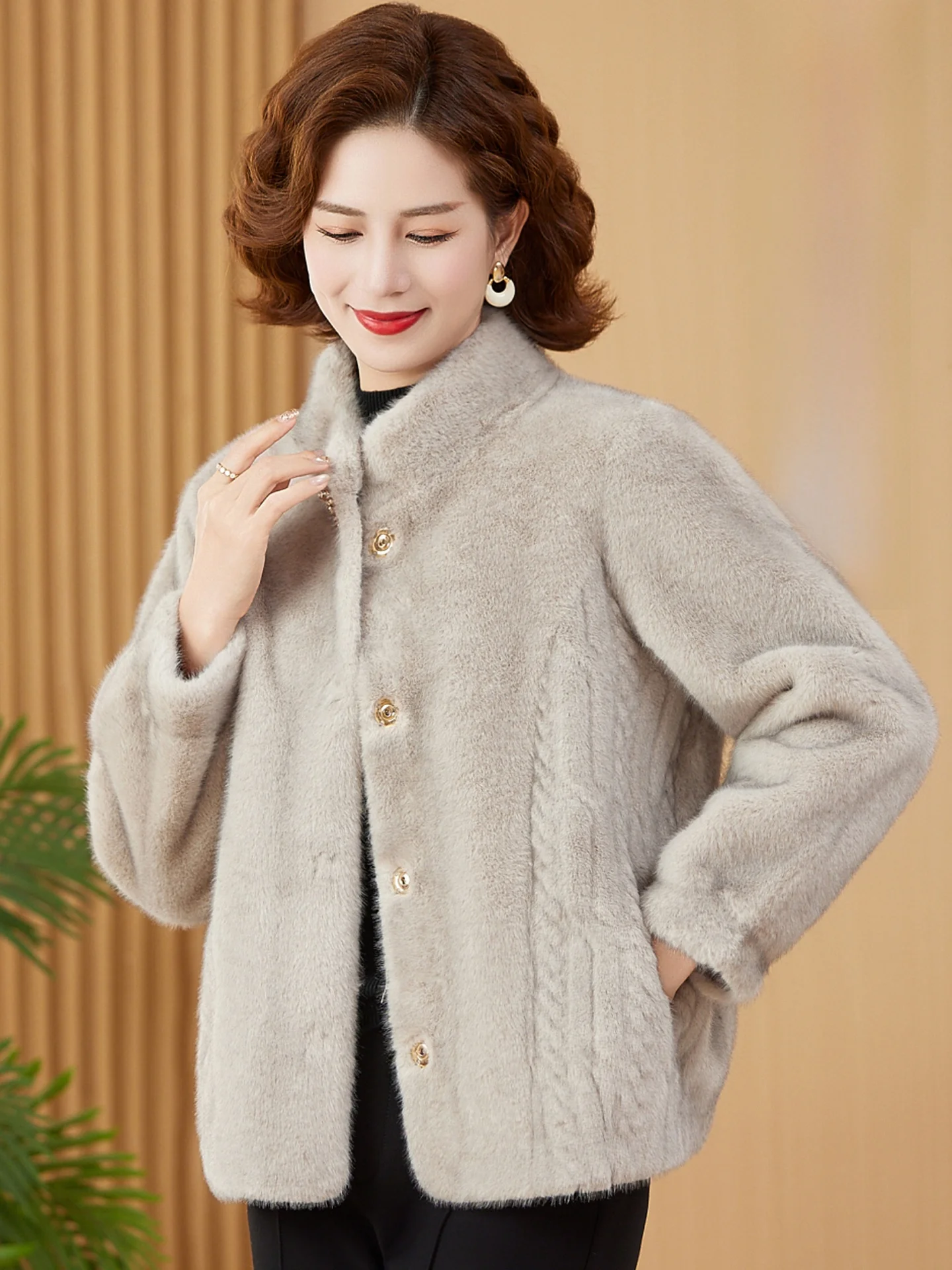 Ele ort Mink Velvet Jaet for 50 Year Old Women Winter Warm Faux Fur Coat Stand Collar Thiened Stand Fit Coat
Ele ort Mink Velvet Jaet for 50 Year Old Women Winter Warm Faux Fur Coat Stand Collar Thiened Stand Fit Coat
