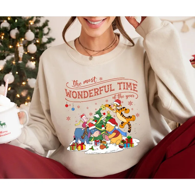 Толстовка с капюшоном Disney Christmas Winnie The Pooh — повседневная уличная одежда, подходящая для мужчин и женщин осенью и зимой.
Толстовка с капюшоном Disney Christmas Winnie The Pooh — повседневная уличная одежда, подходящая для мужчин и женщин осенью и зимой.