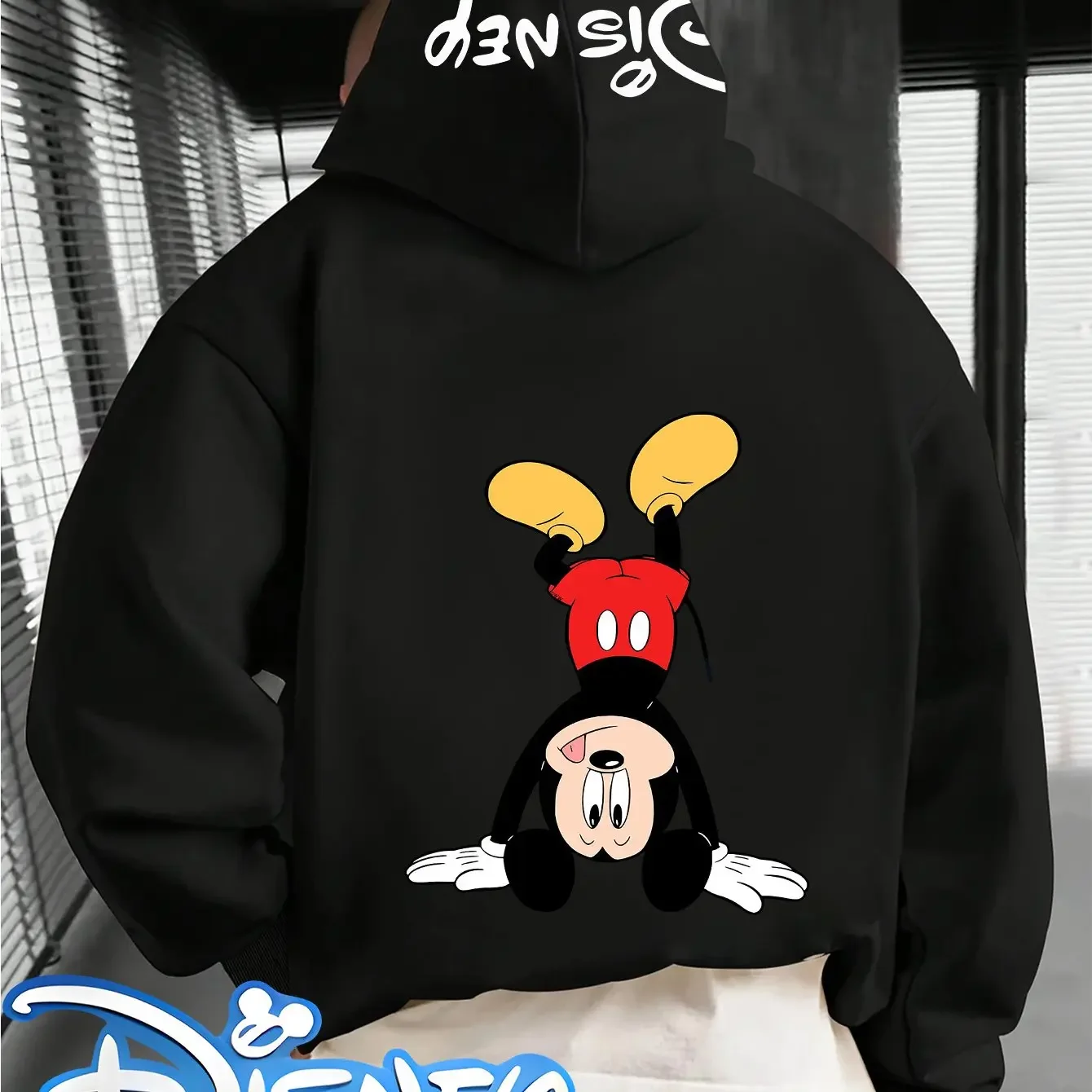 Модная толстовка с капюшоном Disney с необычным принтом Микки Мауса.
Модная толстовка с капюшоном Disney с необычным принтом Микки Мауса.