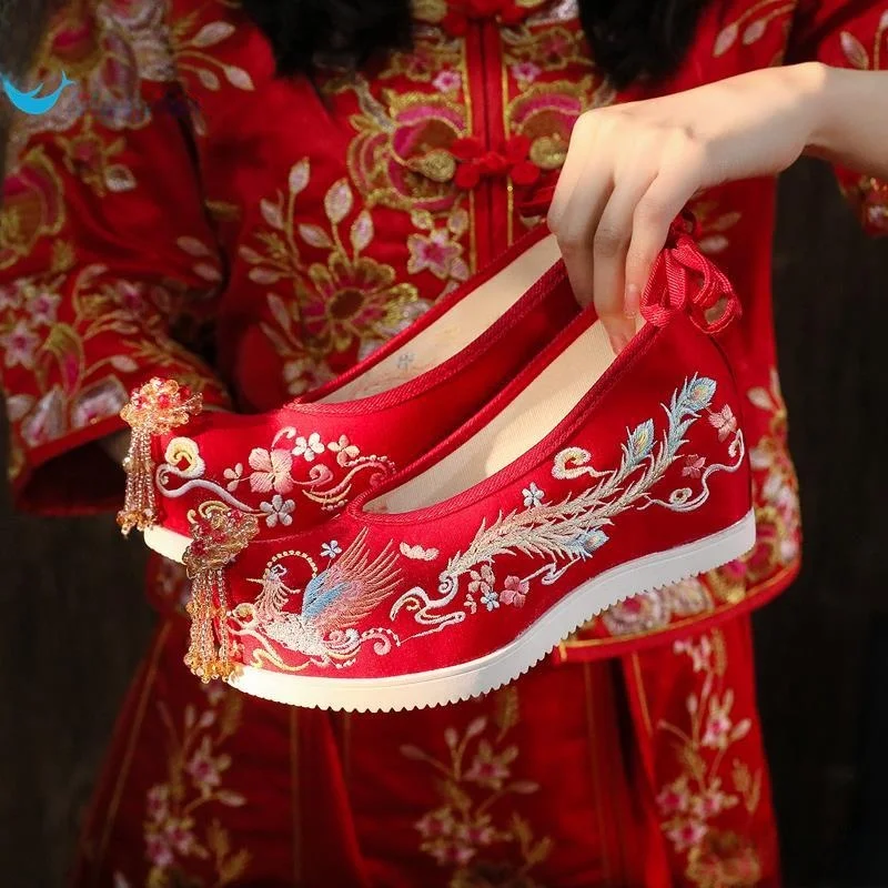 Embroidered Wedding Shoes Beijing Style Chinese Traditional New Bride High Insole Cotton Shoes Fashionable Flat Heel round Toe
Embroidered Wedding Shoes Beijing Style Chinese Traditional New Bride High Insole Cotton Shoes Fashionable Flat Heel round Toe