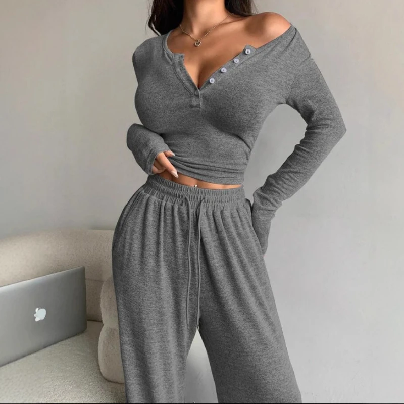 Spring and Autumn 2025 Short Slim V-neck Long-sleeved T-shirt Bottoming Shirt Wide-leg Pants Pants Women's Suit 
Spring and Autumn 2025 Short Slim V-neck Long-sleeved T-shirt Bottoming Shirt Wide-leg Pants Pants Women's Suit
