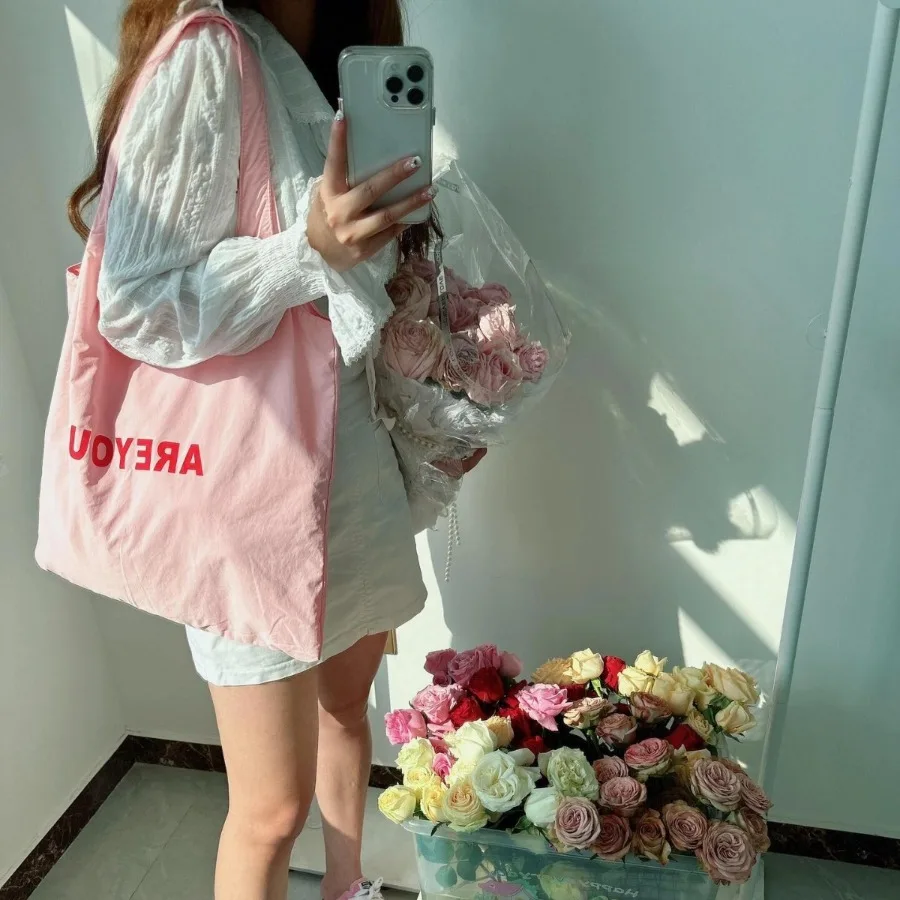 Модная простая нишевая сумка на плечо с буквенным принтом, большая вместительная универсальная тканевая сумка, трендовая текстура, холщовые женские сумки 
Модная простая нишевая сумка на плечо с буквенным принтом, большая вместительная универсальная тканевая сумка, трендовая текстура, холщовые женские сумки