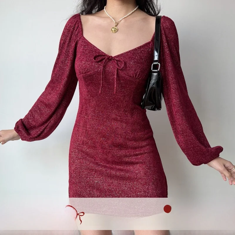 Красное платье-фонарик с длинными рукавами и V-образным вырезом из полиэстера, женское, модное, А-силуэт, лимитированная серия
Красное платье-фонарик с длинными рукавами и V-образным вырезом из полиэстера, женское, модное, А-силуэт, лимитированная серия