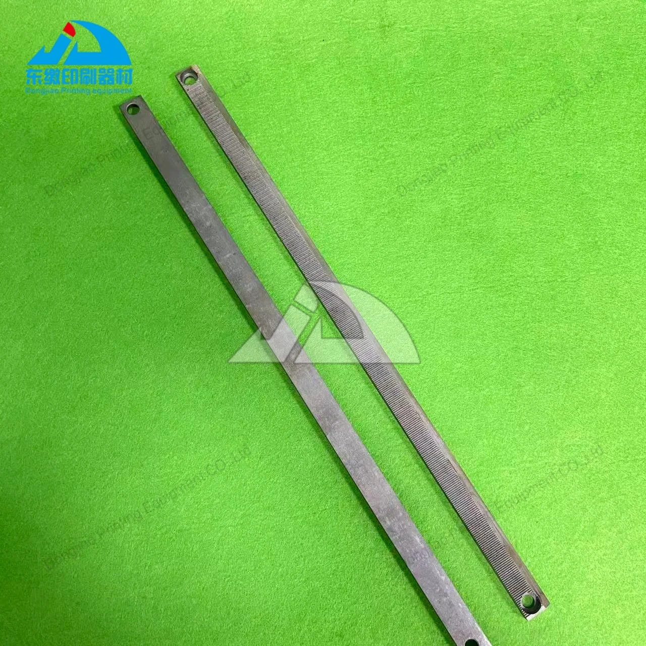 Запчасти для офсетных печатных машин: телескопическая направляющая (тяговая лента) 00.580.5022 C5.072.605, длина 363 мм, ширина 15 мм (12 мм)
Запчасти для офсетных печатных машин: телескопическая направляющая (тяговая лента) 00.580.5022 C5.072.605, длина 363 мм, ширина 15 мм (12 мм)