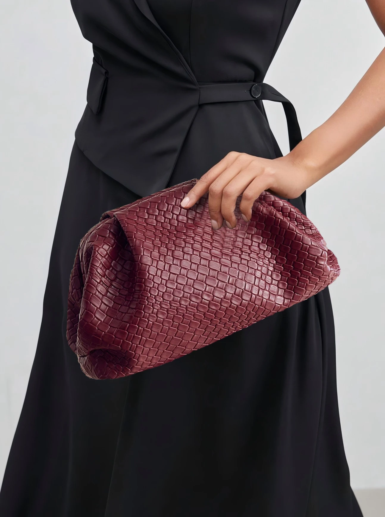 High end retro solid color woven embossed handbag, portable large capacity cloud bag dinner bag, perfect for parties, dinners, d 
High end retro solid color woven embossed handbag, portable large capacity cloud bag dinner bag, perfect for parties, dinners, d