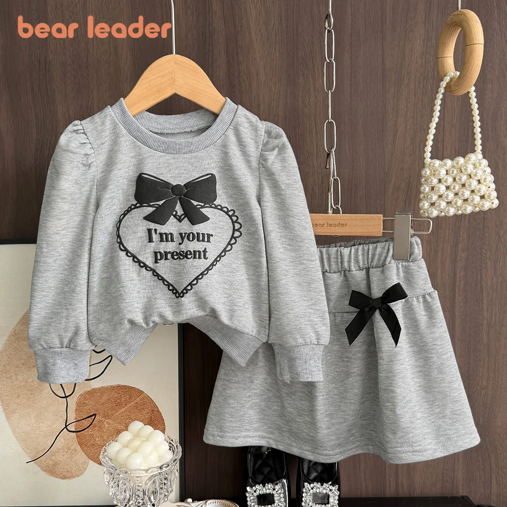 Bear Leader Fashion Grey Girls' Set Bow Love Letter Printed Top+Short Skirt Suitable for Spring and Autumn Daily Casual Wear
Bear Leader Fashion Grey Girls' Set Bow Love Letter Printed Top+Short Skirt Suitable for Spring and Autumn Daily Casual Wear
