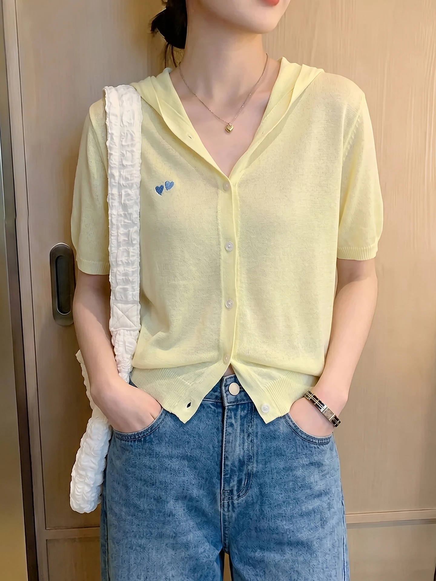 Chic Short Sleeve Knitted Sweater with Hat Single Button Versatile Summer New Arrival Women's Fashion Straight Cut Commute Style
Chic Short Sleeve Knitted Sweater with Hat Single Button Versatile Summer New Arrival Women's Fashion Straight Cut Commute Style