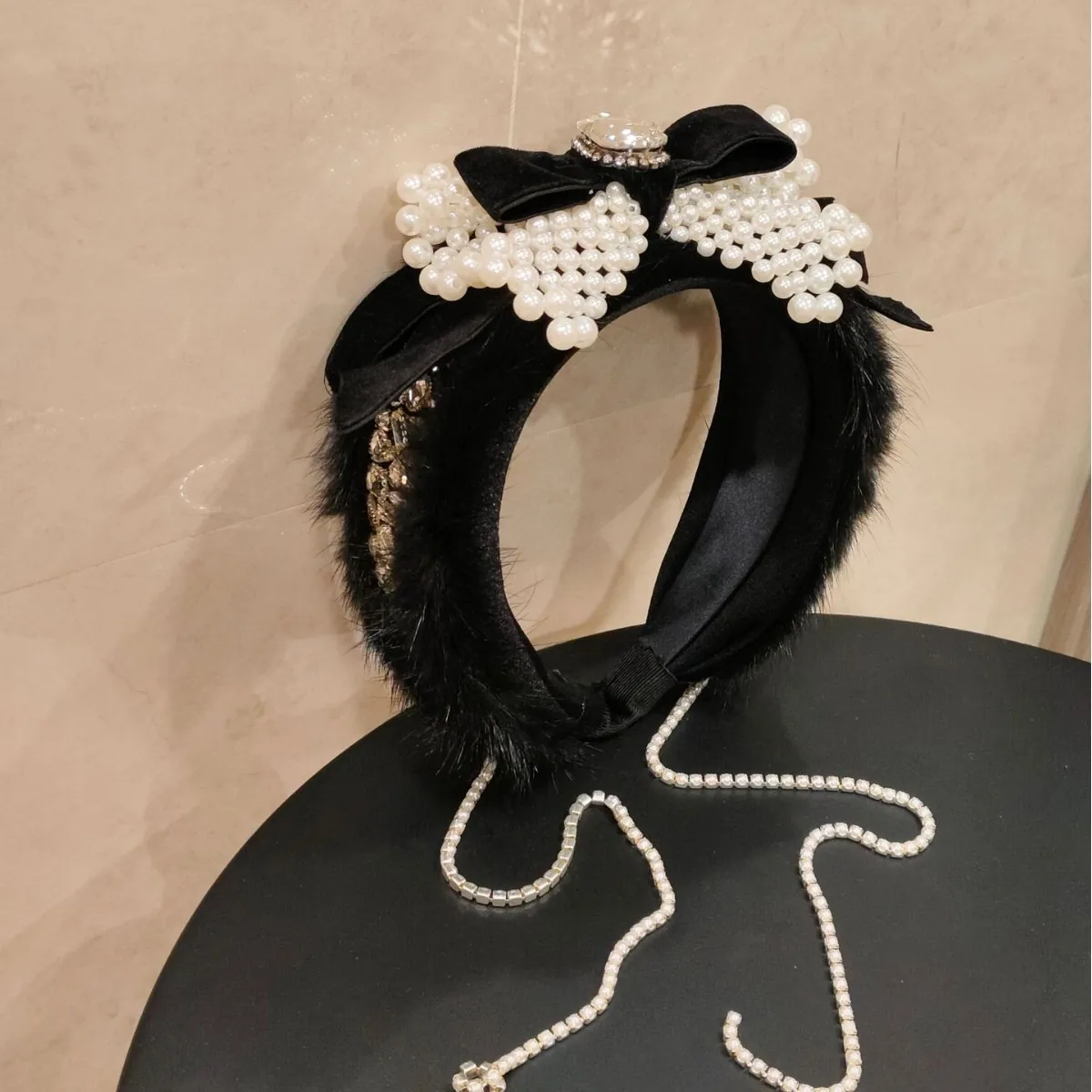 Original Classy Small Fragrance Style Luxury Heavy Industry Pearl Braided Bows Headband Full of Diamonds Flower Headdress
Original Classy Small Fragrance Style Luxury Heavy Industry Pearl Braided Bows Headband Full of Diamonds Flower Headdress