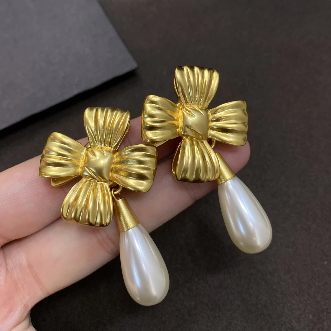 Fashion Europe Gold Bow Pearl Luxury Earrings Women Top Quality Charm Jewelry Trend
Fashion Europe Gold Bow Pearl Luxury Earrings Women Top Quality Charm Jewelry Trend