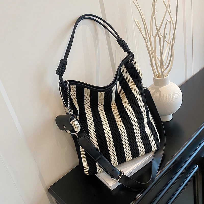 Стильный дизайн, летние сумки через плечо и через плечо большой вместимости, полосатые женские сумки с застежкой, чувство роскоши, новинка 2023 года
Стильный дизайн, летние сумки через плечо и через плечо большой вместимости, полосатые женские сумки с застежкой, чувство роскоши, новинка 2023 года
